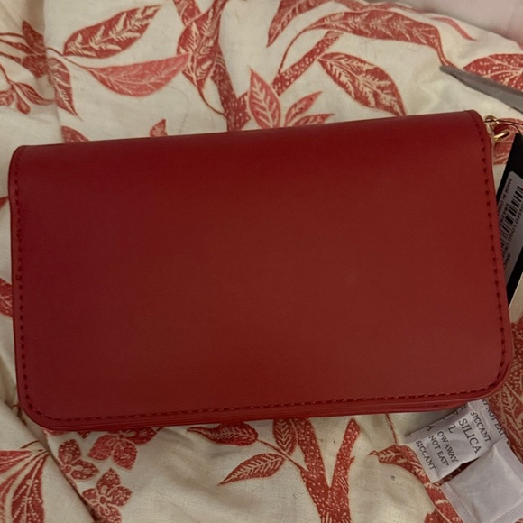 Badgley Mischka Red Embossed Crossbody Bag - Picture 4 of 4